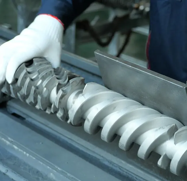 এক্সট্ৰুডাৰত কিয় বাৰে বাৰে ক’লা ৰেখা দেখা দিয়ে? এই লেখাটোৱে আপোনাক শিকাইছে যে কেনেকৈ দ্ৰুতভাৱে নিৰ্ণয় কৰিব পাৰি যে ইয়াৰ কাৰণ হৈছে বেৰেল বা স্ক্ৰুৰ কোনো সমস্যা।